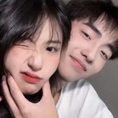  2021真人超酷一人一张情侣头像大全不欢迎那些离开的人再次出现