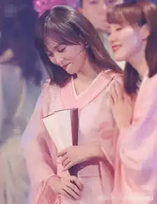 闺蜜把唐嫣推入罗晋怀里,男方十分有眼力价,新婚让人羡慕