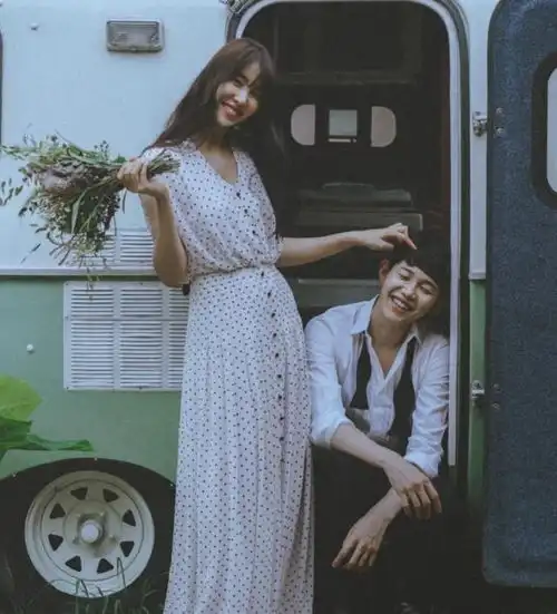  160和180情侣在地铁穿情侣装秀恩爱,他的眼神亮了