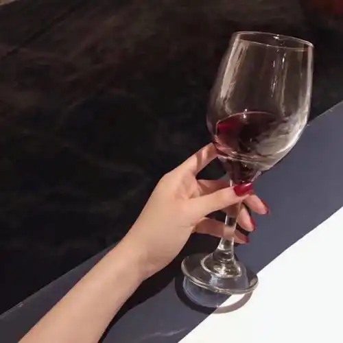  睡前一杯红酒的正确喝法蓝靛