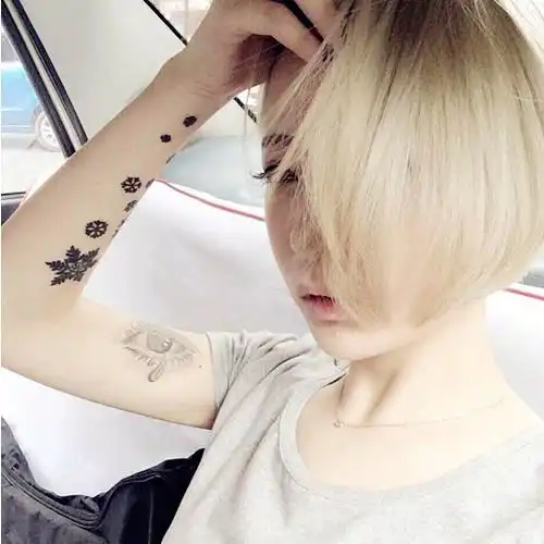  短发美女霸气纹身