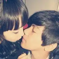  求qq情侣头像两张拼在一起是接吻的越多越好