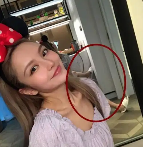  32岁罗志祥前女友周扬青近照,对着镜子自拍,有谁注意身后的拖鞋