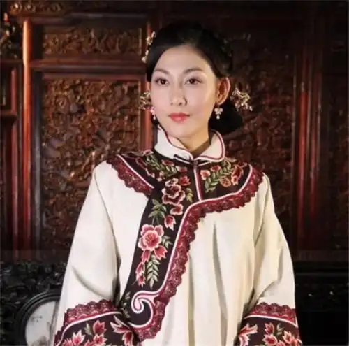  原配陪他22年,二房陪他365天,三房陪他10年,他只和二房合葬