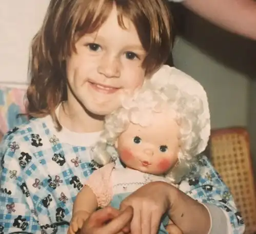  她被继父诱拐并软禁后生下9个孩子,19年间过着非人的生活