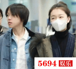  周冬雨窦靖童穿情侣装旅游逛夜店这对情侣cp大发了