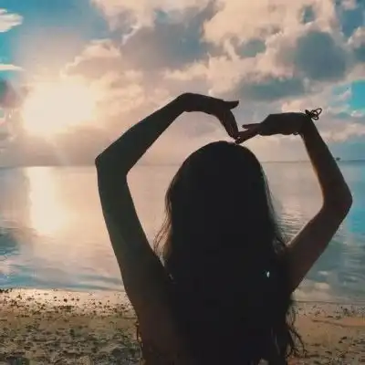  女生头像背影长发唯美优雅漂亮侧脸美女头像