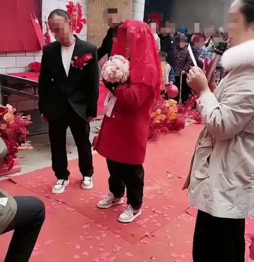  江西一男子娶二婚女,婚礼当天全程垮脸,看到新娘长相后瞬间悟了