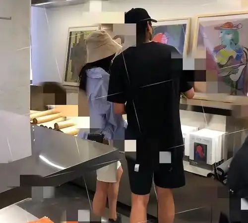  春晚这一夜,前男友旧闺蜜接连登场,杨幂的尴尬都要溢出屏幕了