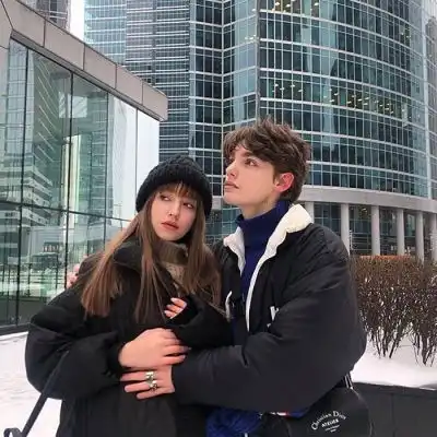  很幸福的欧美情侣头像一对甜蜜我和你走过的路我路过都觉得很难过