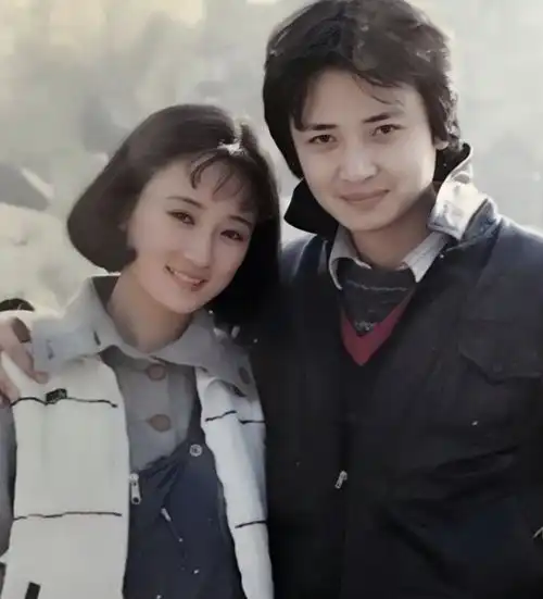  红楼最帅的男人侯长荣,深情又专一,与妻子结婚近四十年恩爱如初