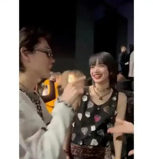  刘雯井柏然同框看秀不避讳,穿情侣装热聊,两人已稳定交往快一年