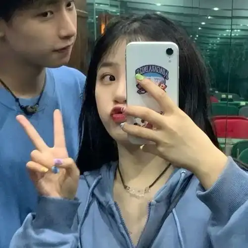  适合沙雕情侣的官宣文案女明星和她的素人男友