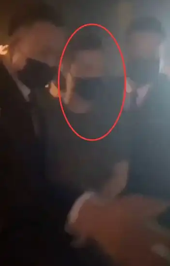 王思聪带张艺兴逛夜店被拍,两位保镖全程护身,女生开心到尖叫