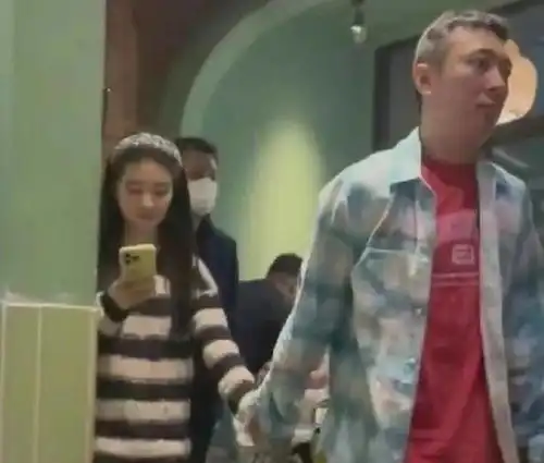  王思聪日本租游艇出海,跷二郎腿表情傲娇女伴已换成了外国美女