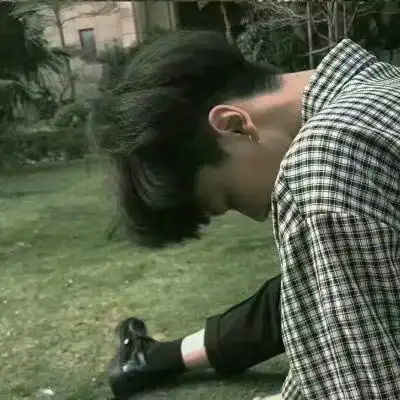  男生头像背影伤感霸气2020泪水成就未来