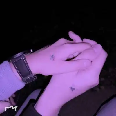  牵手情侣头像一前一后情侣牵手图片只有手