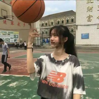  孟美岐扮老失败,在裙子上缝了一圈黑木耳,却依然很少女