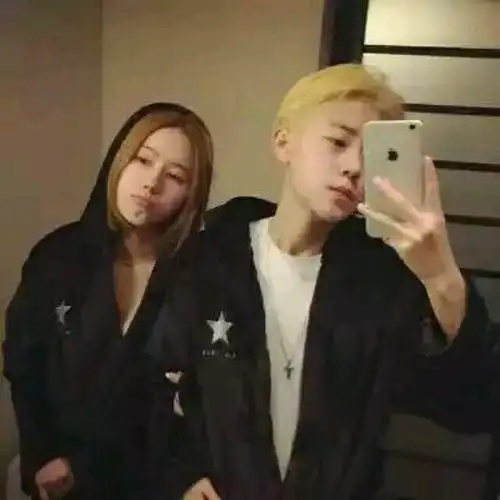  qq情侣头像男的黄头发拿手机