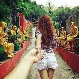  就前一段在网上流行的照片,一对情侣去旅游,男生拍照,拍的全是女生的背影的照片,这个怎么找啊求助