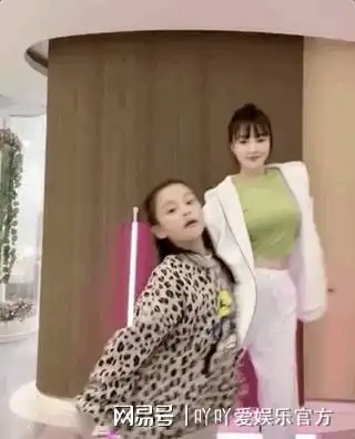 母女似闺蜜李小璐带女儿甜馨跳舞动作神同步,一个甜美一个高冷