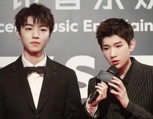  男星活动后台大合照,王俊凯王源分开站,张艺兴的颜值太惊艳了