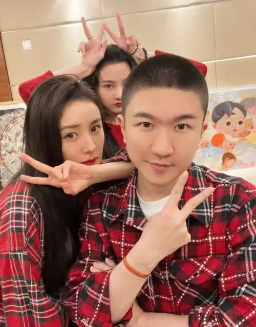  张大大晒与杨幂出游照,穿情侣色服装,杨幂依偎在对方肩头不避嫌