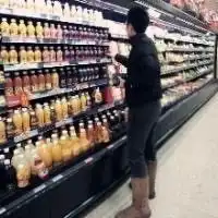  戴着口罩和墨镜在超市购物情侣头像