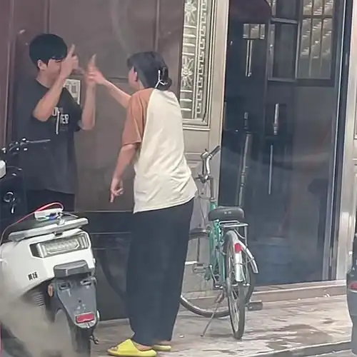  广东一对聋哑情侣吵架,现场堪比火影对战,男的吵输成表情包了