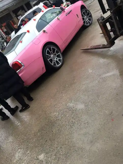  情人节结婚台州粉色劳斯莱斯当主婚车,结果插坑菜园