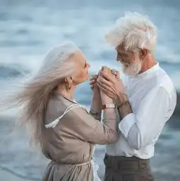  等我们老了也拍一组这样的照片吧.