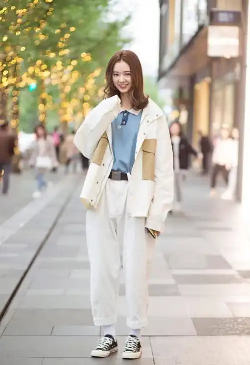 搭配帅气大方也很显高挑身材,尽显美女干净明朗的青春气质