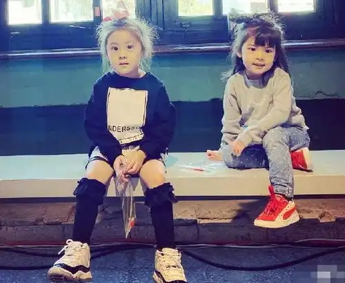  贾静雯晒女儿公主照,小波妞头戴皇冠萌萌哒,却遭狗狗小眼神嫌弃