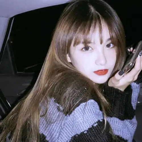 女生头像以前觉得小狗很容易开心
