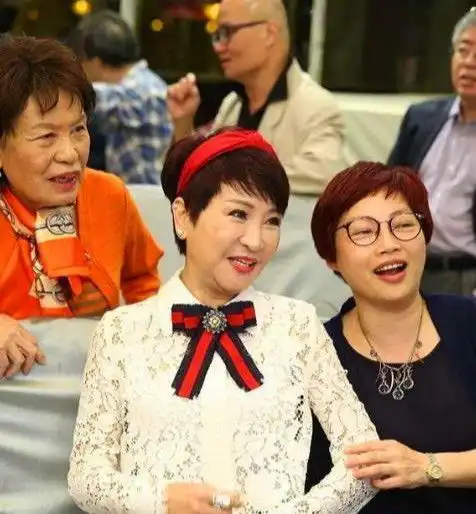  狄波拉装嫩扮少女不服老带老公穿情侣装与王菲密友聚餐,王菲也在场