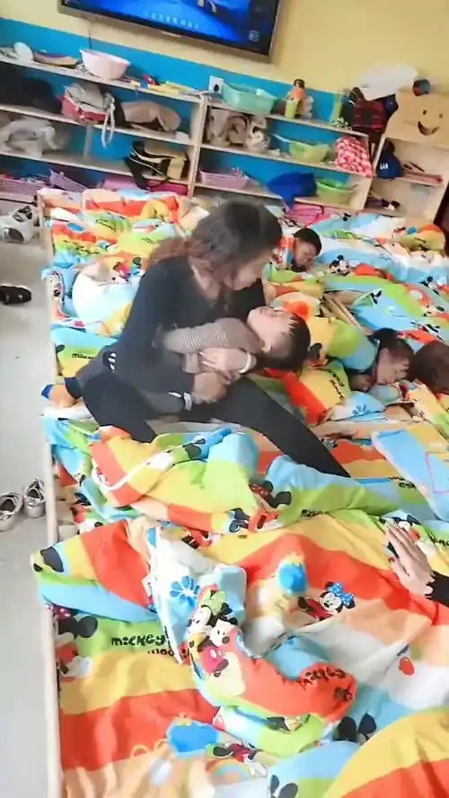 小朋友们在午休,老师却只能这样,真是辛苦了