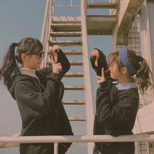 闺蜜头像卡通头像锁在轮回