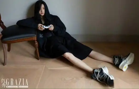  关晓彤拿ps4手柄简约酷飒少女感气质慵懒大秀美腿