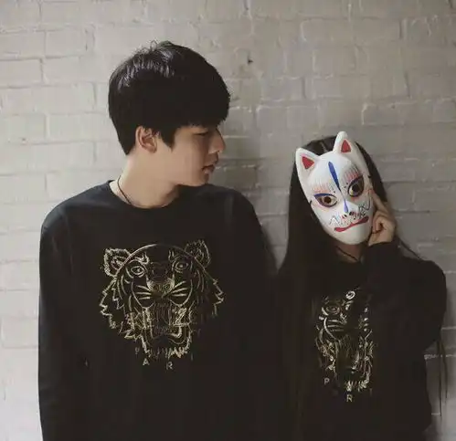  那个谁有带着狐狸面具的情侣头像,而且是真人的,我原来有的,但不小