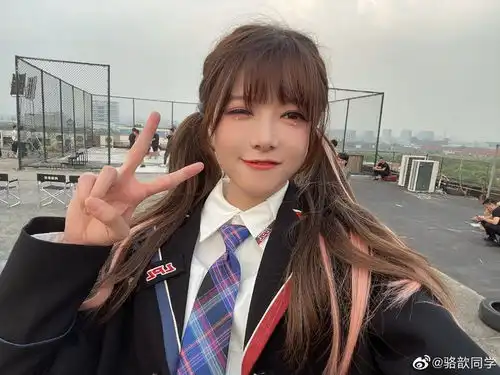 电竞女神骆歆晒夏日大片携闺蜜团秀jk制服