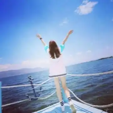  蓝色大海唯美女生背影头像有意境的伤感背影头像海边