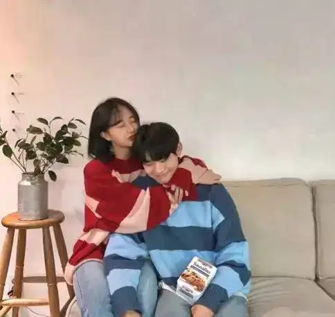  只要掌握穿搭技巧,情侣装还是能够穿的时髦又不俗气的