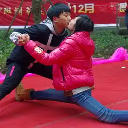  武汉圣诞举办情侣接吻大赛选手劈叉下腰