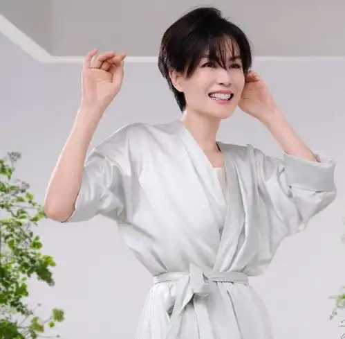  李嫣最新绘画作品作品好玩又有创意,国外进修进步很明显