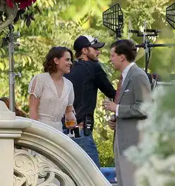  暮光女第三次搭戏杰西艾森伯格演情侣拍吻戏两人羞羞哒