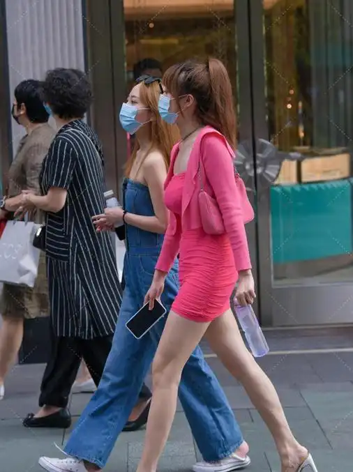 闺蜜逛街,玫红配深蓝,太出彩