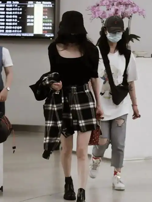  杨幂的情侣装叠穿火了一件穿着一件拿着,完全用不着男朋友