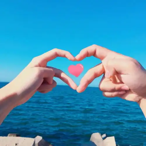  情侣头像愿在你心里的人,就在身边