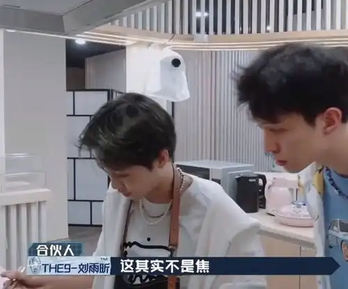  陈伟霆周扬青cp感太强,网友分析两人在综艺中的言行有小情侣那味儿