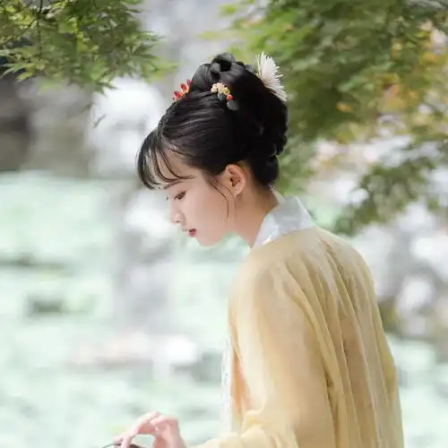  古风真人女生头像以此轮皎洁的明月,共祝我们拥有长久的欢喜与美梦